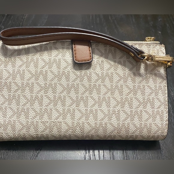 Michael Kors Smartphone Wristlet Wallet - Picture 5 of 10